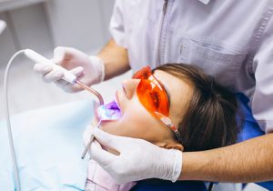 Lee más sobre el artículo ¿Qué es una limpieza dental profunda y cuándo necesitas una?
